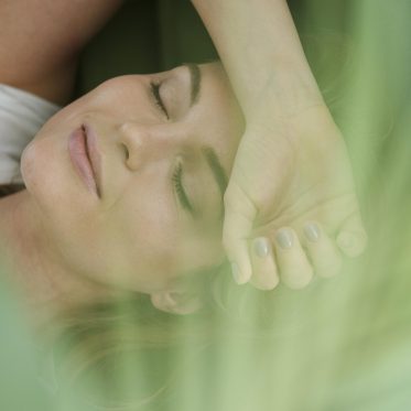 reverie-femme-et-plante-d-interieur-floue3