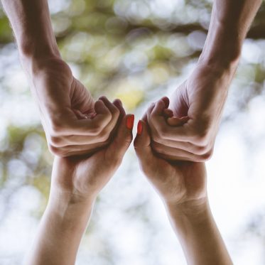 une-photo-verticale-d-un-couple-main-dans-la-main-avec-un-arriere-plan-flou2